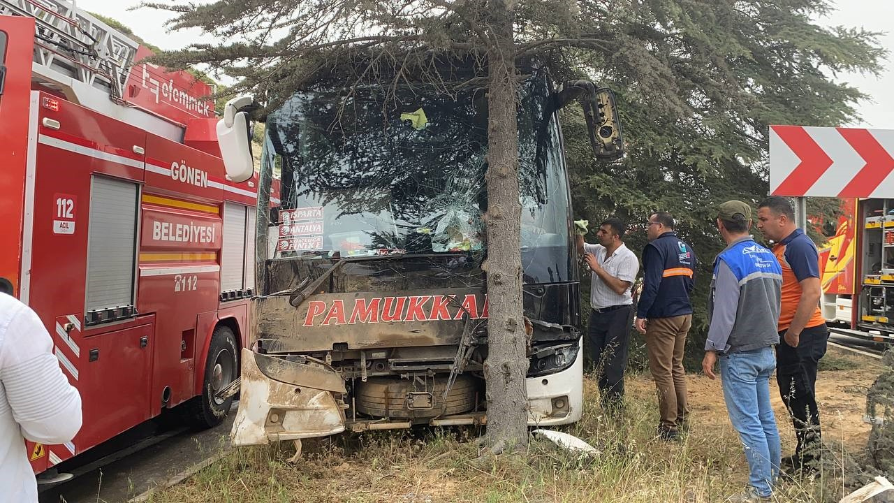 Isparta’da kontrolden çıkan yolcu otobüsü ağaca çarptı: 11 kişi yaralandı