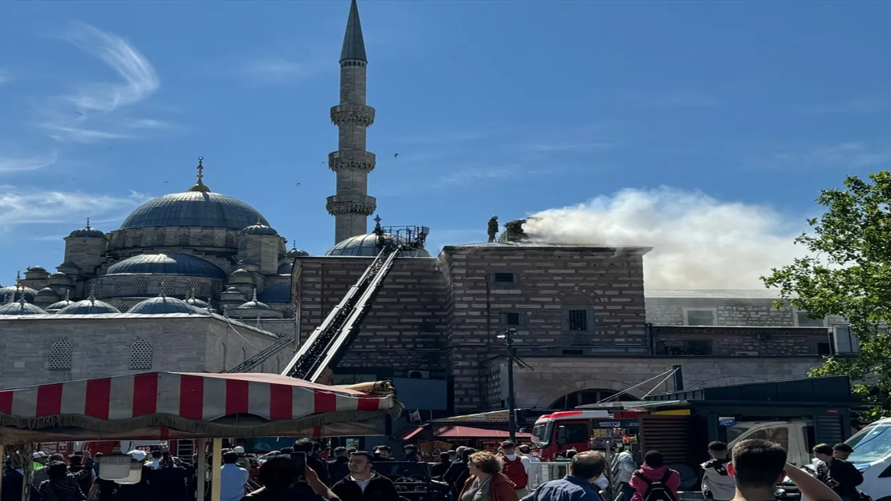 İstanbul’un en eski çarşılarından biri olan tarihi Mısır Çarşısı’nda yangın!