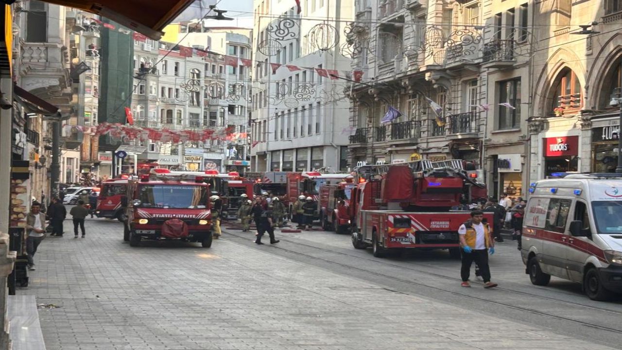 İstiklal Caddesi’nde yangın: Ekipler müdahale ediyor