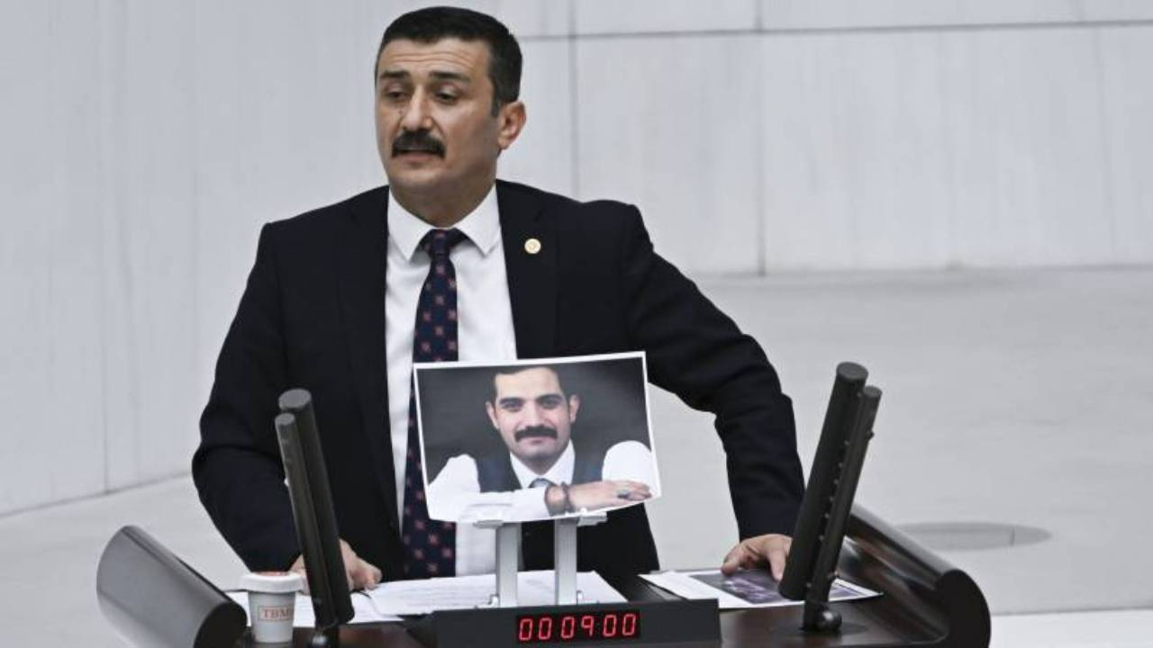 İYİ Partili Türkoğlu, Sinan Ateş’in fotoğrafını Meclis kürsüsüne taşıdı