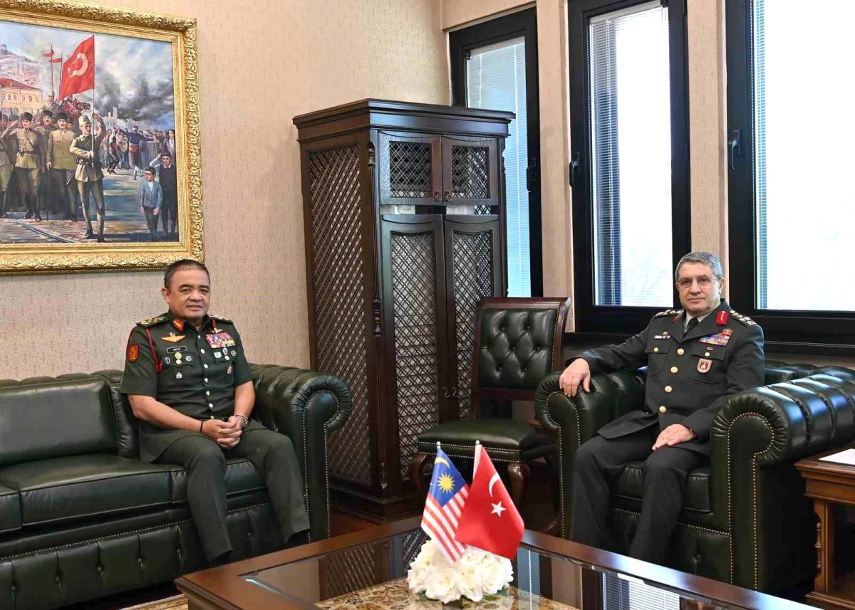 Kara Kuvvetleri Komutanı Orgeneral Bayraktaroğlu, Malezya Kara Kuvvetleri Komutanı ile bir araya geldi