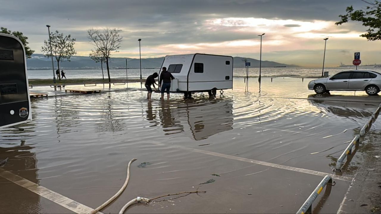 Kocaeli’de sağanak felaketi: Karavan otoparkı sular altında!