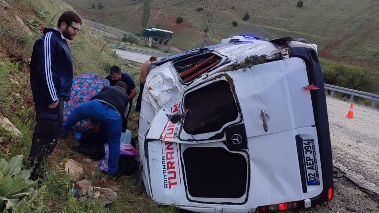 Malatya’da yolcu minibüsü devrildi: 12 yaralı