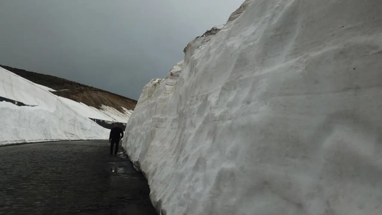 Mayıs Ayında 5 metrelik kar tünelleri: Nemrut Krater Gölü’ne ziyaretçiler kar tünellerinden geçiyor