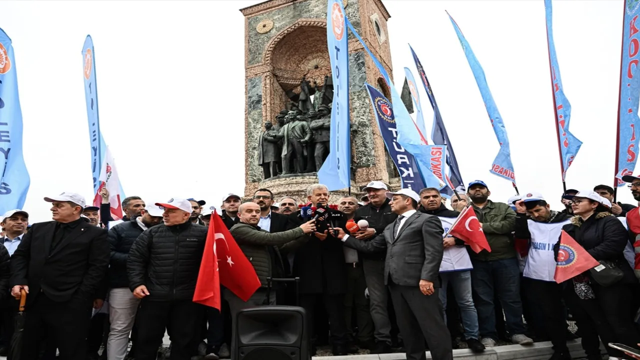 Memur-Sen ve TÜRK-İŞ Taksim’de: Cumhuriyet Anıtı’na çelenk bırakıldı