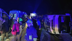 Öğrencileri taşıyan midibüs şarampole uçtu: 25 kişi yaralandı