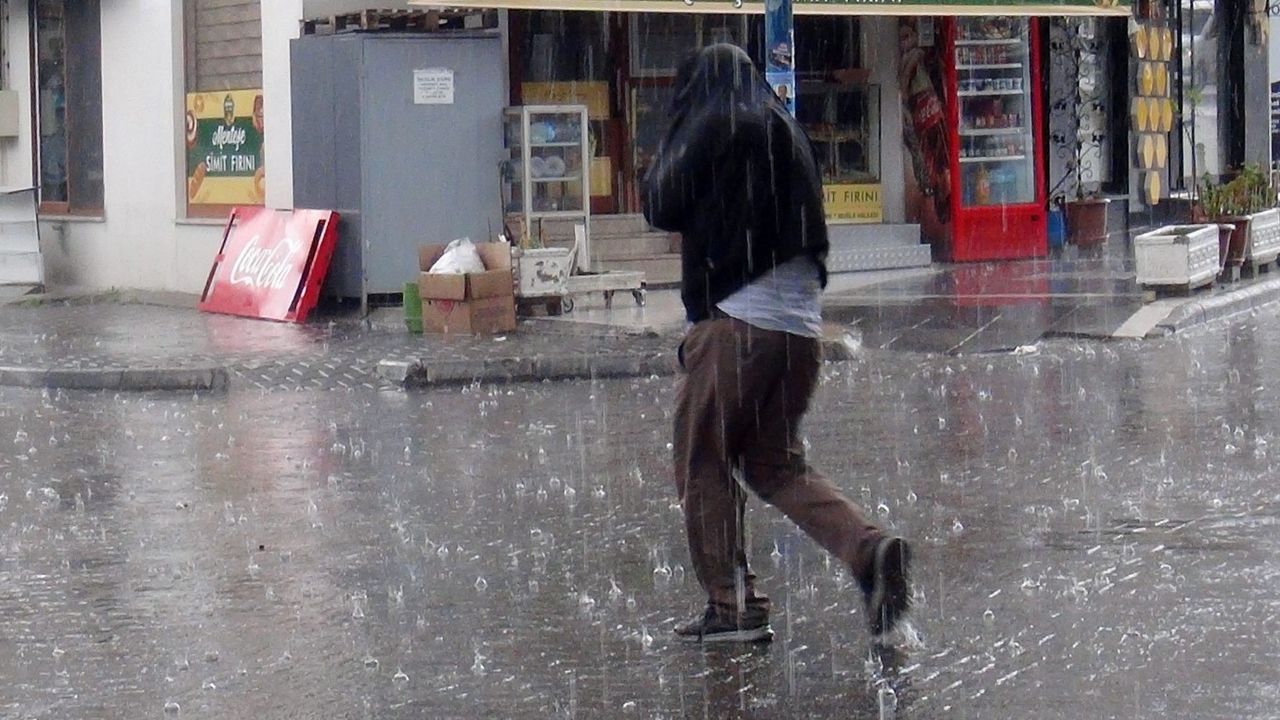 Osmaniye’de şiddetli sağanak yağış sonrası cadde ve sokaklarda su baskınları oluştu