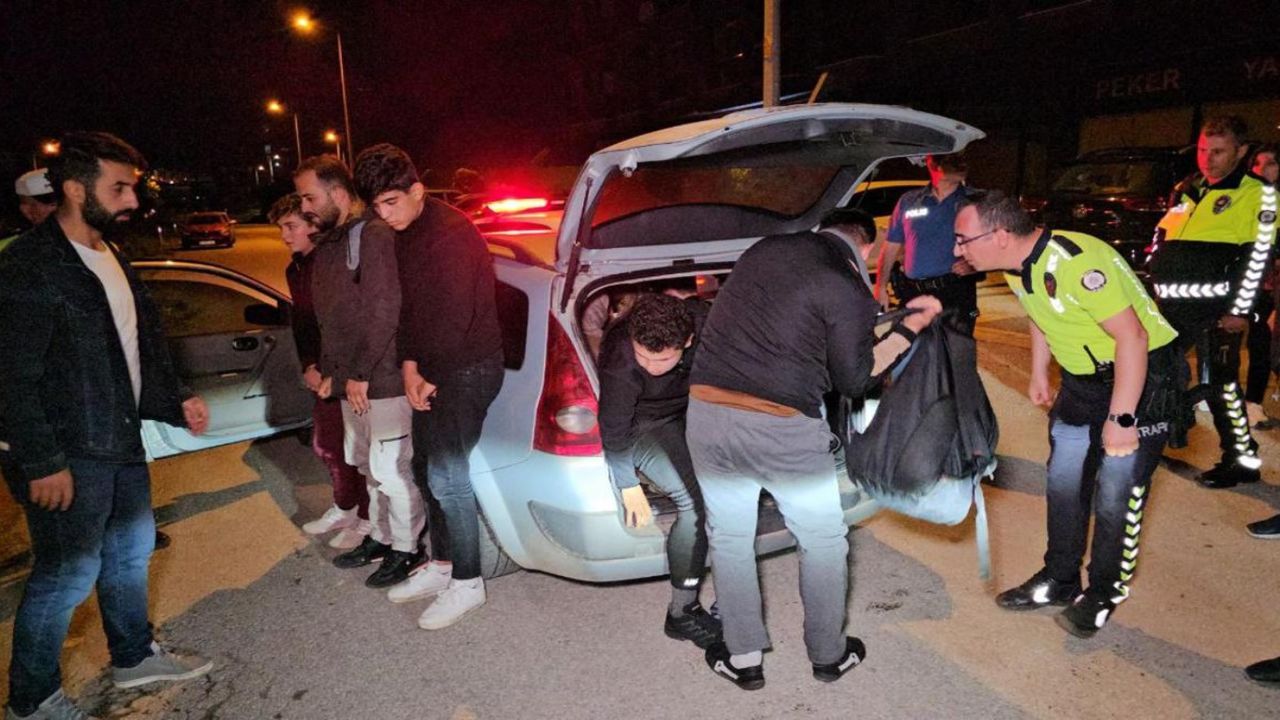 Polis aracına çarpan otomobilden 14 kaçak göçmen çıktı