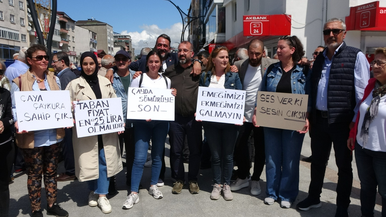 Rize’de çay üreticileri, Bakanlığı protesto etti:  İnsanlarla çok güzel dalga geçiyorlar