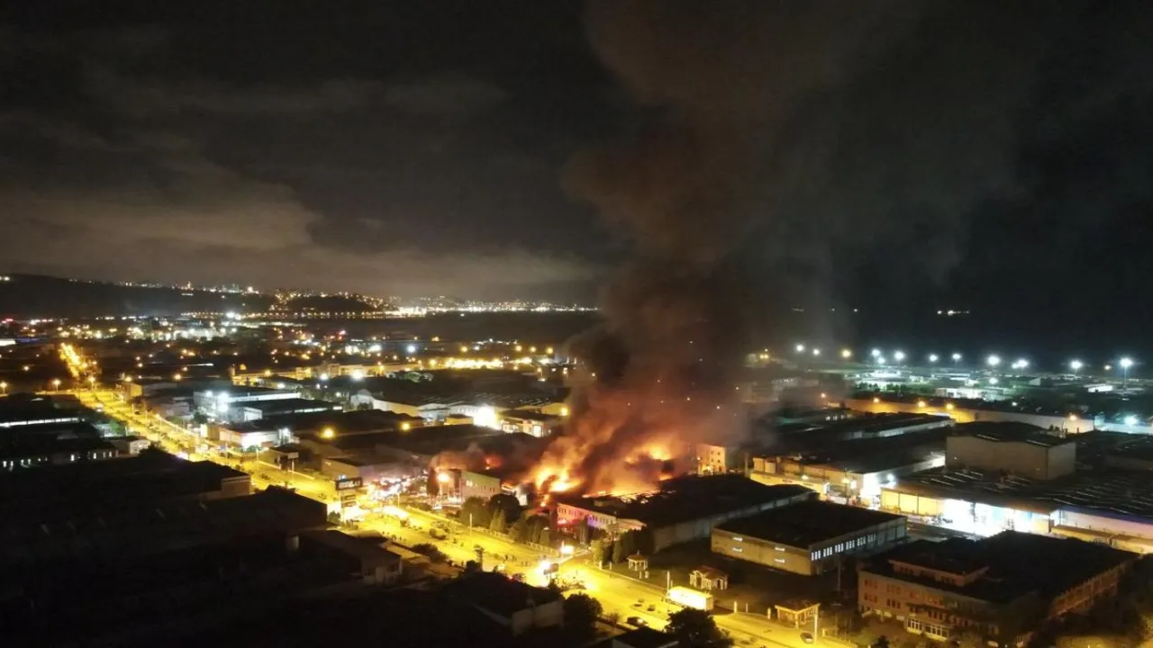 Samsun’da yatak fabrikasında çıkan yangına hızlı müdahale