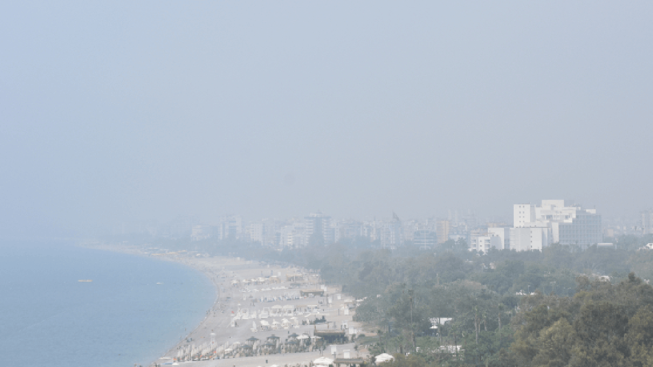 Sis ve toz taşınımı etkili oldu: Antalya’da göz gözü görmedi