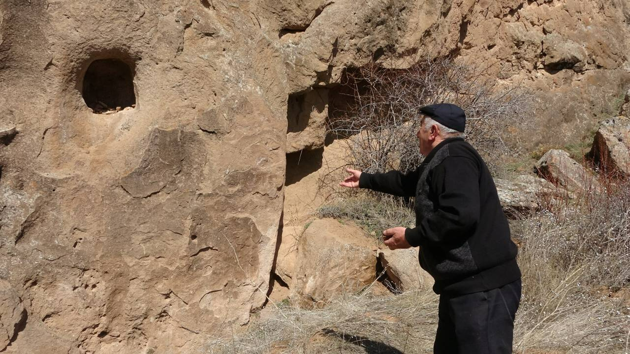 Sivas’ta gizemli oyuk: 3 taşı tutturan dileğinin kabul olacağına inanıyor