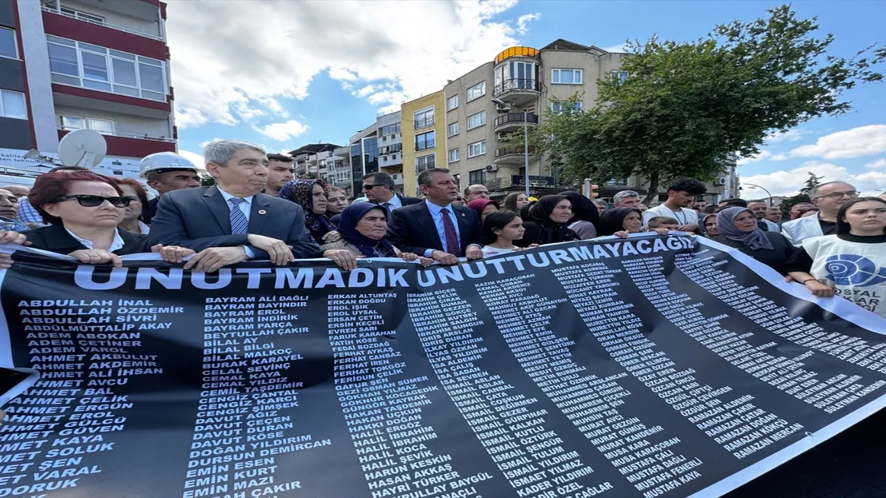 Soma’da ölen 301 madenci anıldı: Madenciler için yürüyüş yapıldı