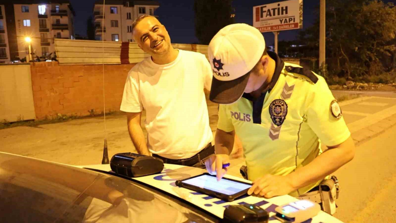 Üçüncü kez alkollü yakalanan sürücü, gülerek “İnsanlık hali” dedi