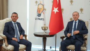 CHP lideri Özgür Özel, Cumhurbaşkanı Erdoğan ile görüşmek üzere AKP Genel Merkezi’nde