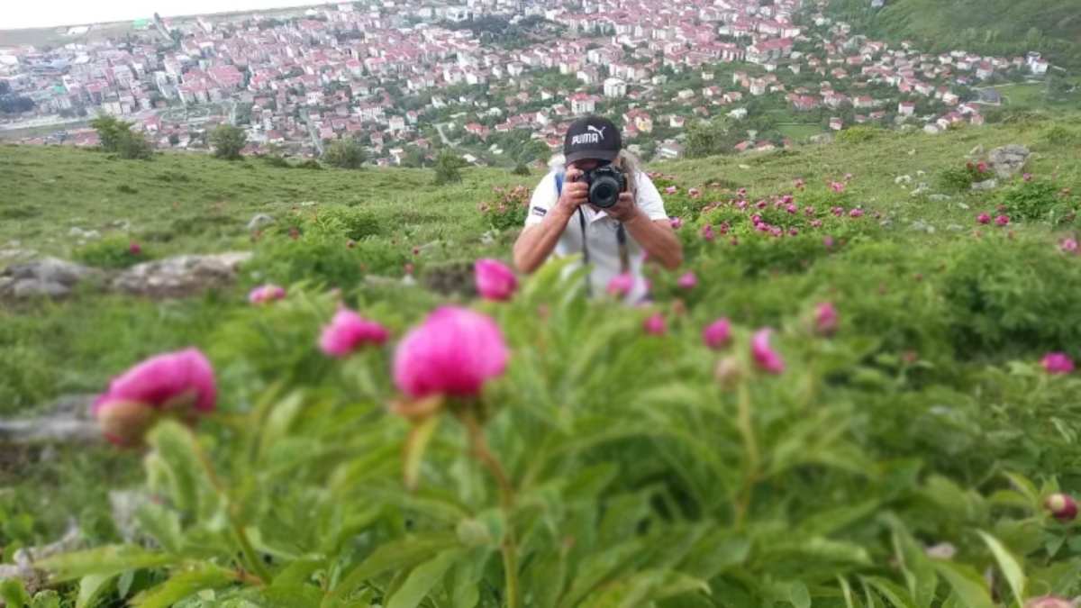 Kayalıkların arasından baş gösteriyor, sadece 20 gün görülüyor! Doğanın tablosunu görmek isteyen kayaların başına tütüyor