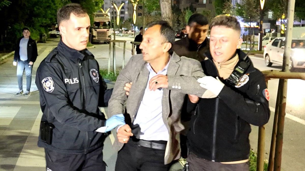 Alkollü şoförün ehliyet isteyen polise verdiği yanıt şaşkına çevirdi! İlginç anlar kamerada