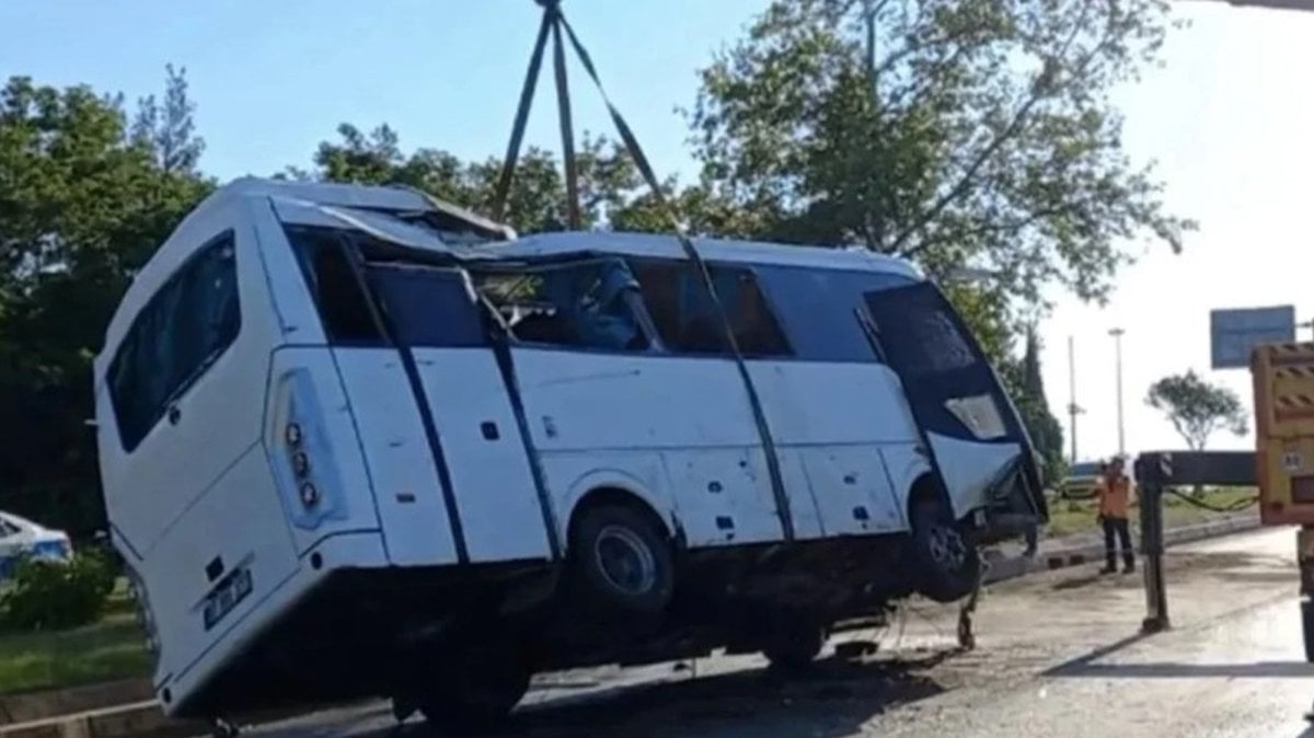 Feci kaza! Midibüs devrildi: 1 ölü, 7 yaralı