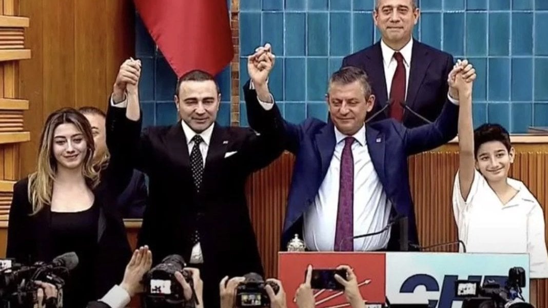 İYİ Partili isim CHP’ye geçti! Rozeti Özgür Özel taktı