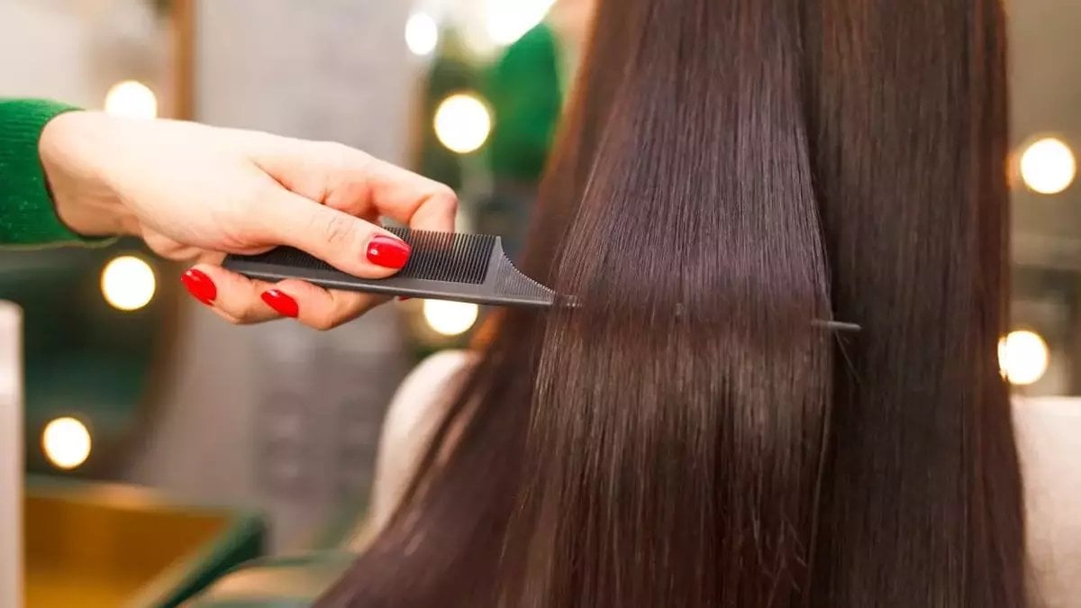 Tek damlası saçları parlatmaya yetiyor! Herkes keratin bakım yaptığınızı sanacak: Saç bakımının sırrı…