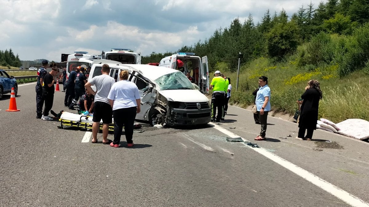 Anadolu Otoyolu’nda minibüs bariyerlere çarpıp takla attı: 1 ölü 10 yaralı