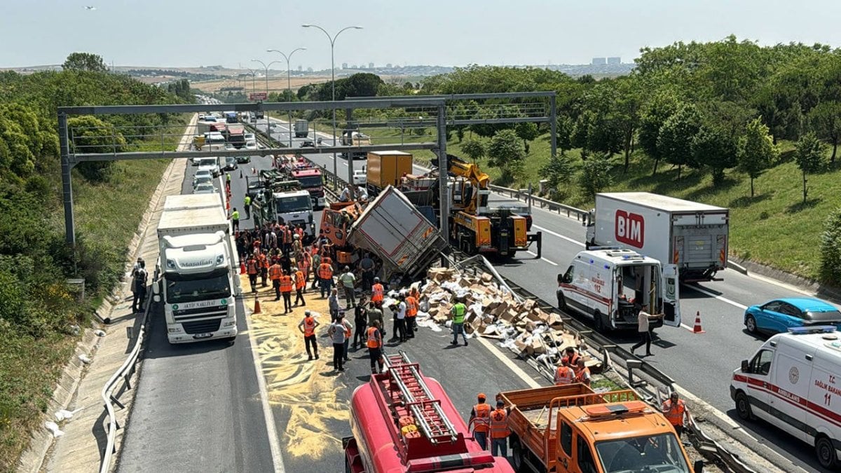 Büyükçekmece’de kamyonlar çarpıştı: Yaralılar var