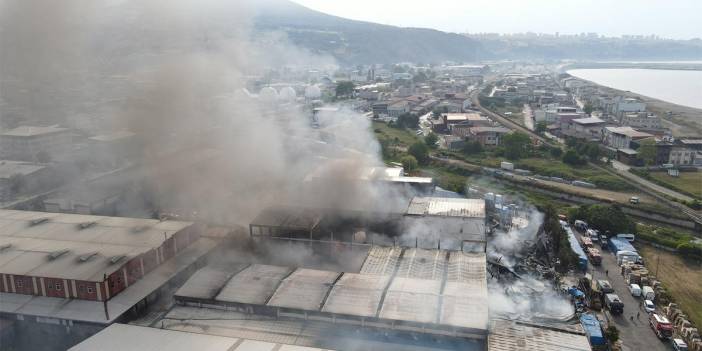 Samsun'da fabrikada yangın! Duvar itfaiye ekiplerinin üstüne çöktü