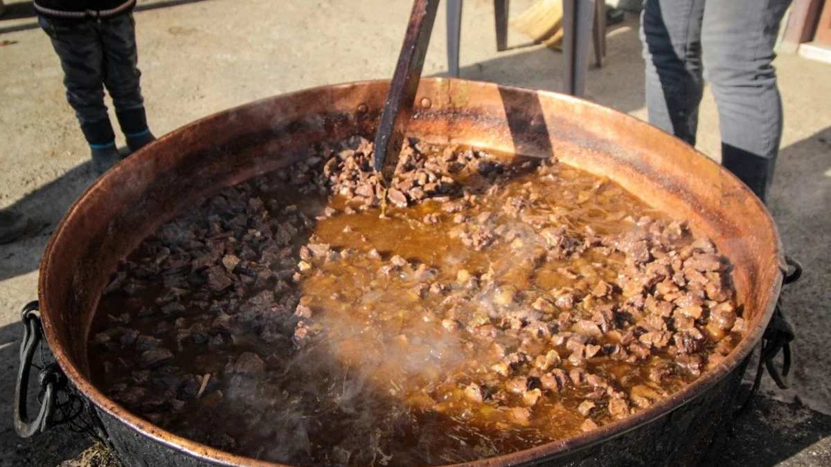 Kurban etini kuyruk yağıyla pişirmeyin. Eti böyle pişirenler yandı. Kurban eti en iyi nasıl pişirilir?