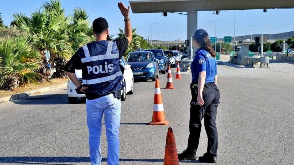 Çeşme’ye 4 günde 150 bin araç girdi