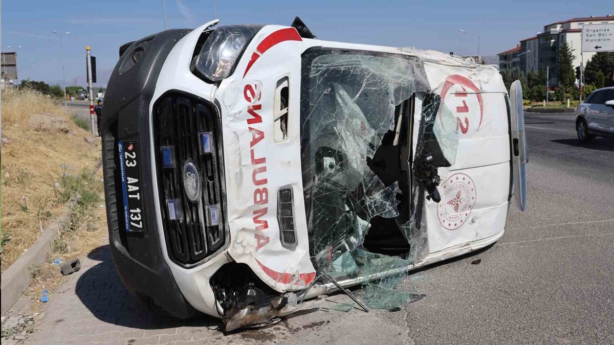 Elazığ’da hasta taşıyan ambulans ile otomobil çarpıştı: 5 yaralı
