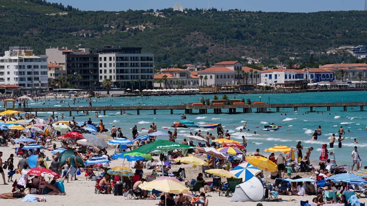 Alaçatı’daki kalabalık gündem oldu: Kapalı evlerin bahçelerine girip piknik yapıyorlar