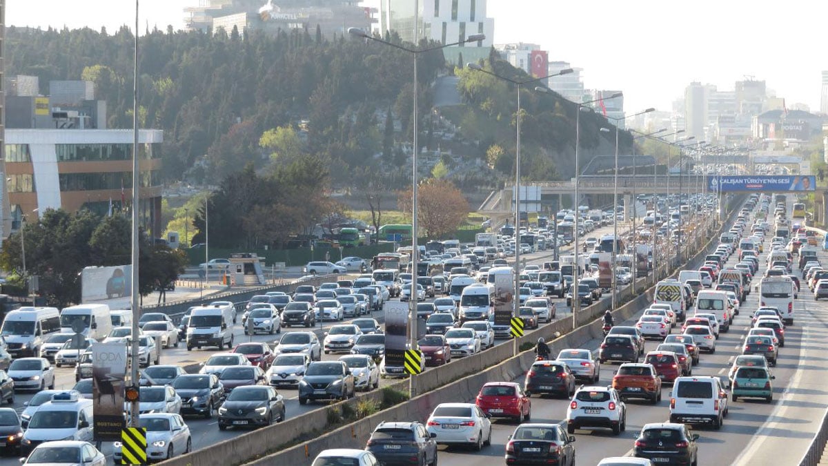 İstanbul’da trafiğe çıkacaklar dikkat! En yoğun bölgeler açıklandı: Dakikalarca beklemeyin