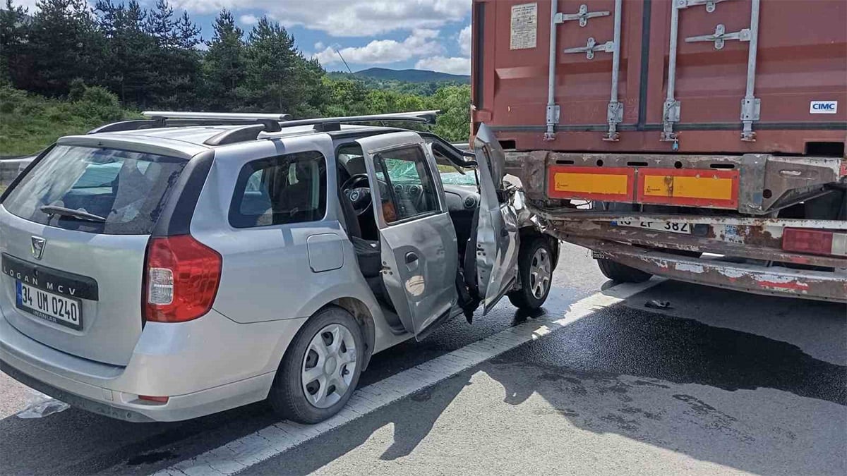 TEM’de feci kaza! Otomobil tıra çarptı: Yaralılar var