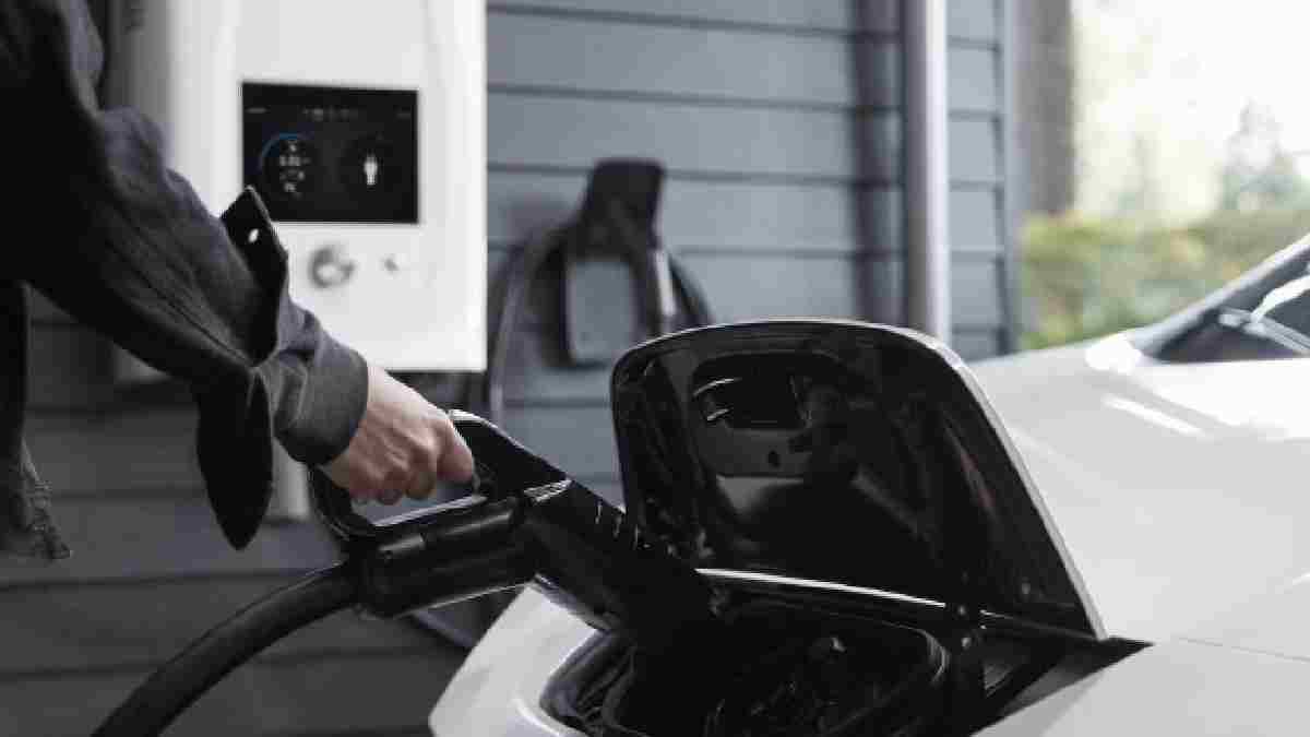 Elektrikli aracı olanlar hemen arabanızı benzinliğe çekip bakın! Bu hata bataryayı çabucak bitiriyor