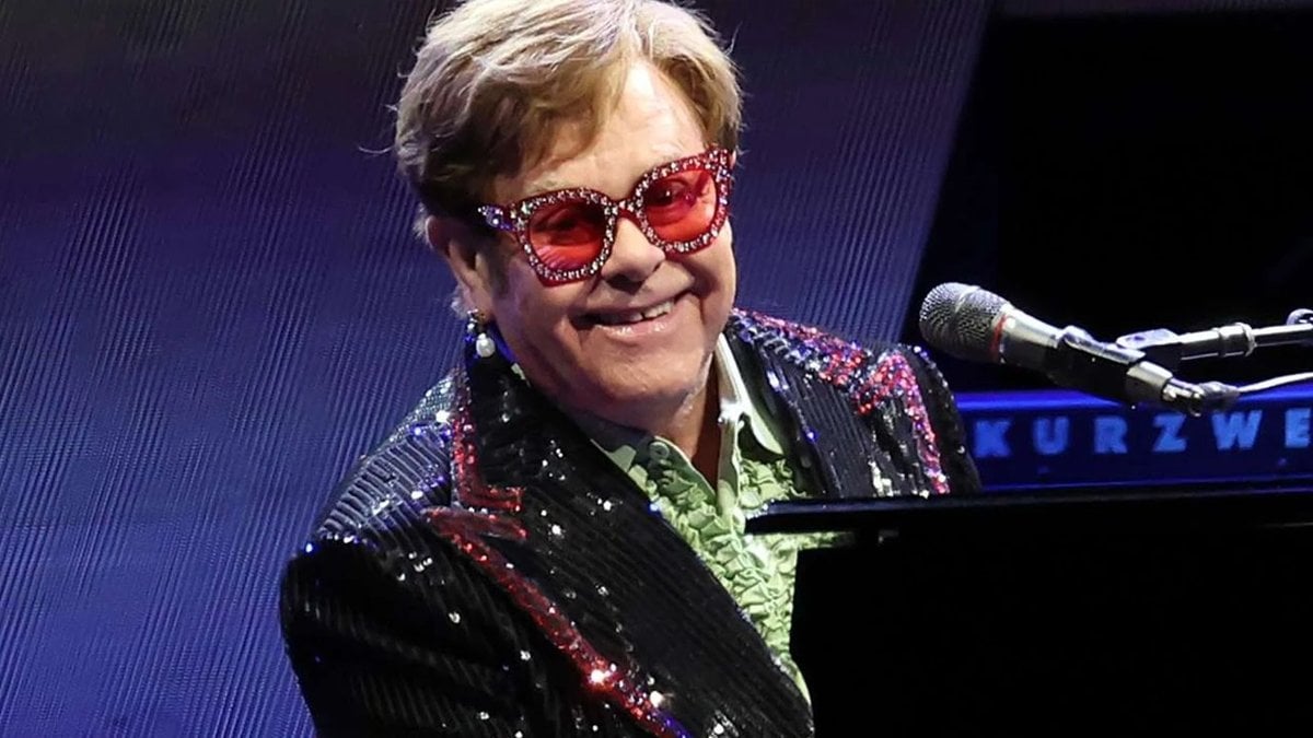 Elton John sahnelere veda etti