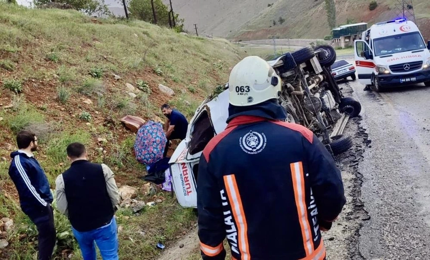 Aynı noktada bir kaza daha oldu! Çok sayıda yaralı var: Yolcu minibüsü devrildi