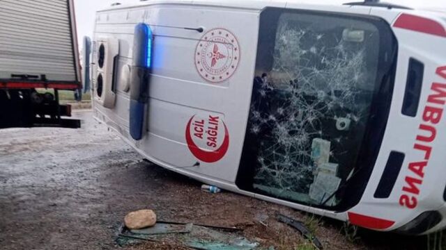 Son dakika acı olay yaşandı! Kazaya giden ambulans devrildi: Çok sayıda ekip sevk edildi