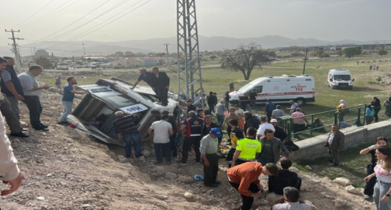 Yolcu minibüsü feci kaza yaptı! Çok sayıda ekip sevk edildi: Ortalık savaş alanına döndü