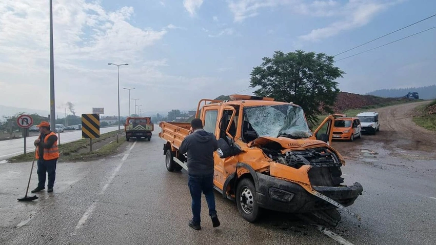 Feci kaza oldu! Kamyonet ile TIR çarpıştı: Yaralılar var