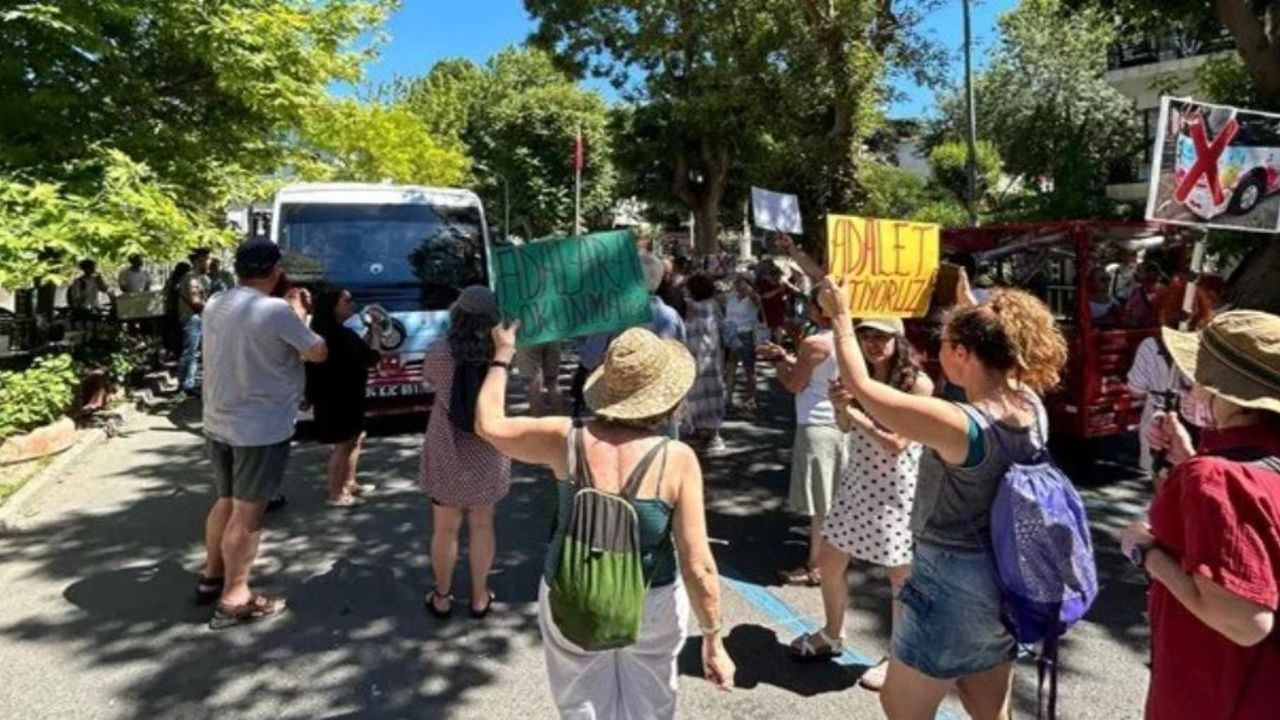 Adalar’da İETT’ye karşı ” Azmanbüs istemiyoruz” protestosu devam ediyor!