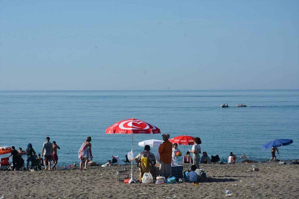 Akçakoca’da Sıcak Havada Denize Akın