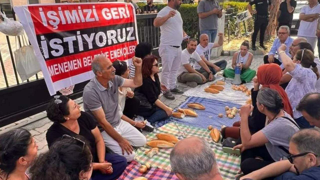 AKP’li Menemen Belediyesi’nin işten çıkardığı emekçilerden kuru ekmek ve soğanlı protesto