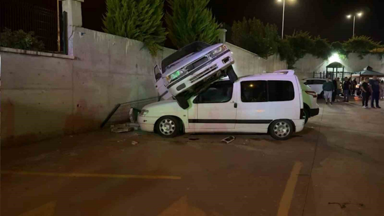 Alkollü sürücü otomobiliyle araçların üzerine düştü