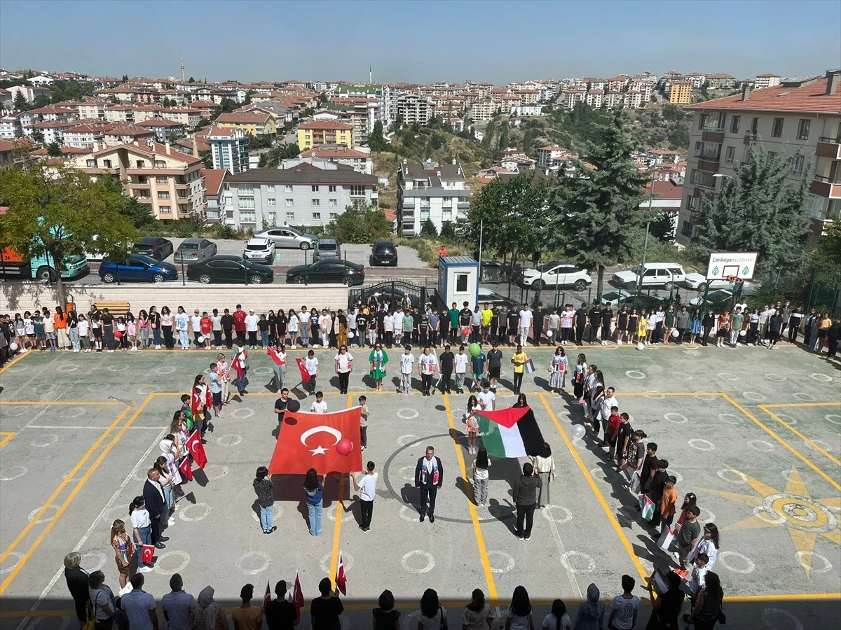 Ankara’da Öğrenciler Filistin’e Destek İçin Balonlar Havalandırdı