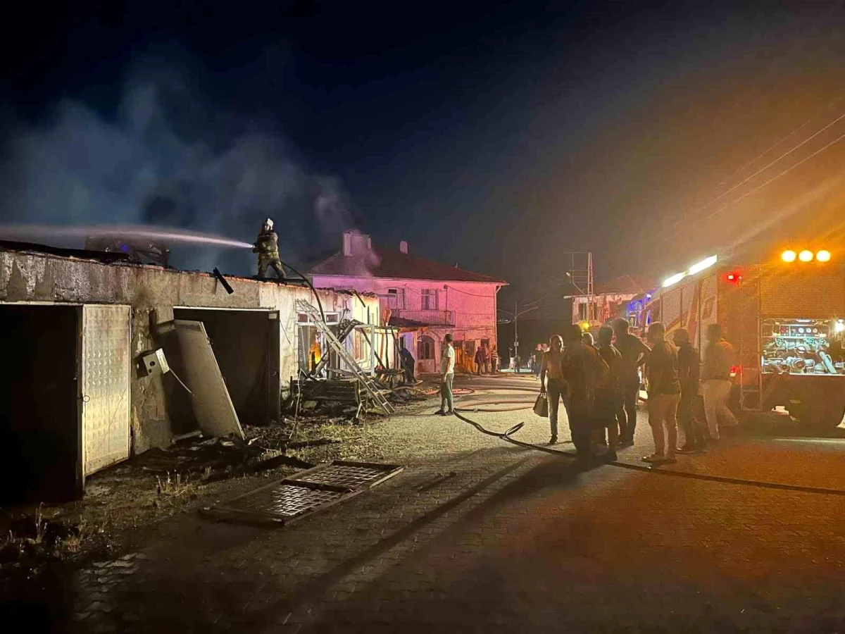 Ankara’da çıkan yangında 2 ev ve 1 kıraathane yandı