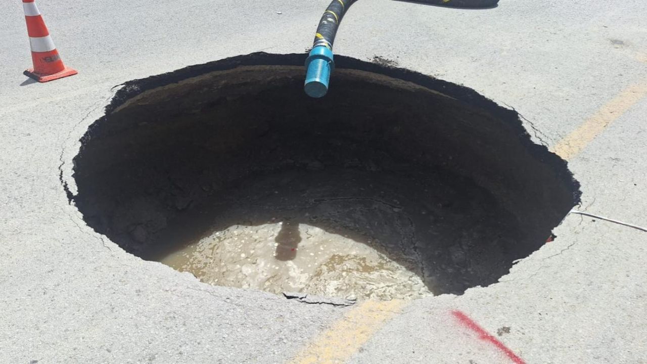 Ankara’da yol çöktü! Melih Gökçek Bulvarı’nda göçük meydana geldi