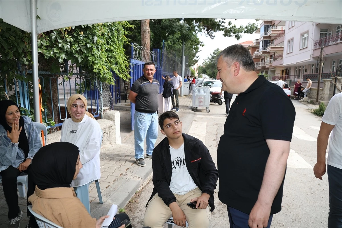 Ankara’nın Çubuk ilçesinde YKS’ye giren öğrencilere ikram