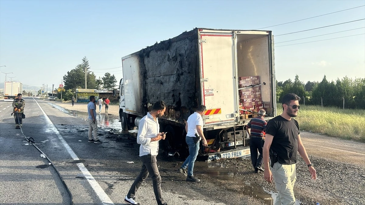 Ankara’nın Kahramankazan ilçesinde seyir halindeki kamyonda yangın çıktı