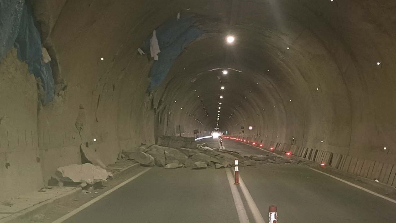 Artvin’de Yusufeli Barajı sonrası yapılan tünel çöktü, ulaşıma kapandı!