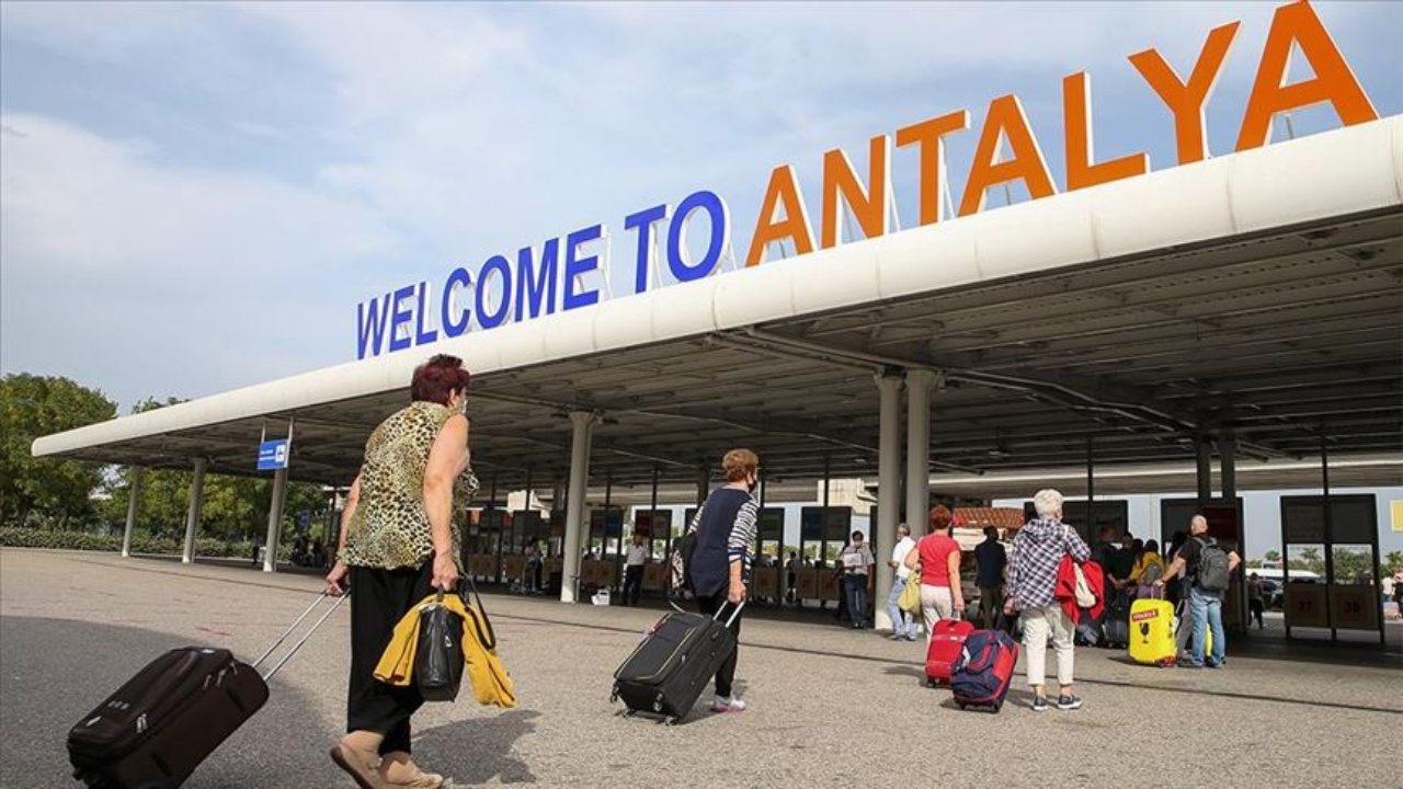 Bakan Uraloğlu duyurdu: Antalya Havalimanı rekor tazeledi